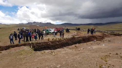 Vehículo donde viajaba familia cayó a pozo el último 1 de enero. Foto: Radio Onda Azul.