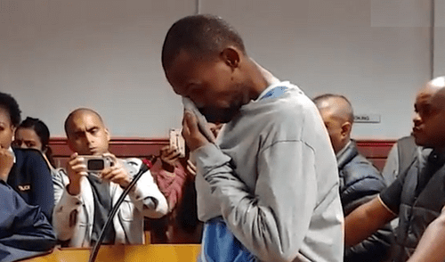 El presunto asesino durante la lectura de sus cargos ante el tribunal no dejaba de llorar. Foto: News 24 El presunto asesino durante la lectura de sus cargos ante el tribunal no dejaba de llorar. Foto: News 24