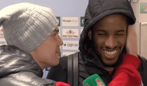 YouTube: Farfán y el inesperado beso de un compañero en plena entrevista [VIDEO]