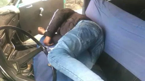 Varón ebrio forcejea ventana de carro en Arequipa para entrar a dormir