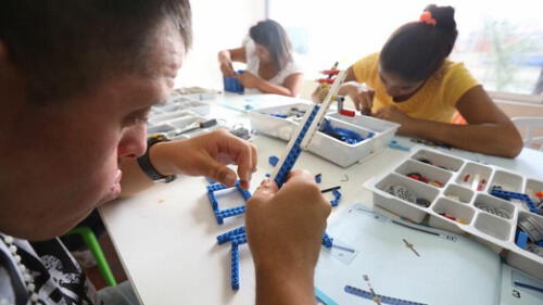 Dictan clases gratuitas de robótica a niños con habilidades especiales