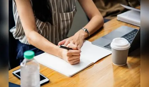 Es importante tener dónde realizar apuntes durante la entrevista de trabajo. (Foto: Coaching MG) Es importante tener dónde realizar apuntes durante la entrevista de trabajo. (Foto: Coaching MG)