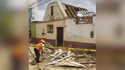 Pedazos de concreto y ladrillos cayeron al suelo.