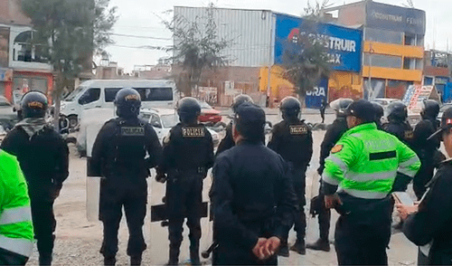 Policías fueron atacados en Andahuaylas. Foto: La República Policías fueron atacados en Andahuaylas. Foto: La República