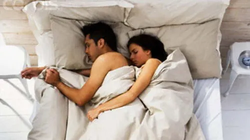 ¿Los hombres que se dejan hacer “cucharita” son mejores parejas?