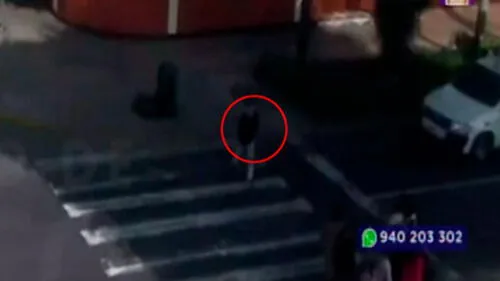 Atropellan a joven que cruzó pista cuando el semáforo estaba en rojo. Créditos: Captura Latina.