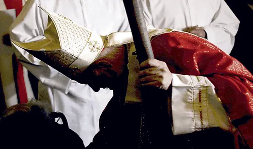 Otro escándalo: acusana cura de enviar fotos de desnudos a menores