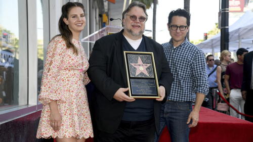 Guillermo del Toro besa bandera mexicana tras recibir estrella en Paseo de la Fama