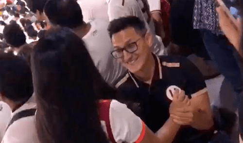 Facebook viral: hincha de Universitario le pide matrimonio a su novia durante la 'Noche Crema' [VIDEO]