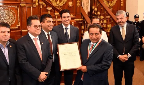 Alejandro Cedillo recibe un homenaje de la Comisión de los Derechos Humanos. Foto: Internet