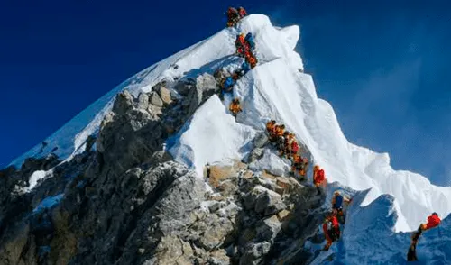 Monte Everest: publican foto de montañistas haciendo cola en medio de un cadáver