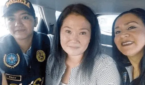 Facebook Viral: El popular selfie de Keiko Fujimori con policías fue parodiado por grupo de chicas en Halloween