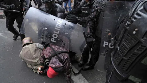 Periodistas del periódico El Comercio son atacados por la policía durante una protesta en Quito.