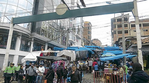 cachina. Mercadería de segundo uso ocupa pistas y lugares de evacuación en Santiago.