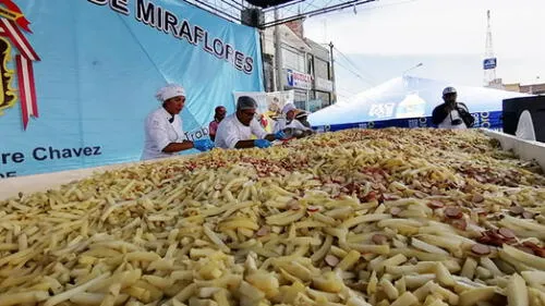 Realizaron la "salchipapa más grande" en el distrito de Miraflores.