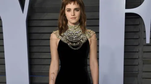 Emma Watson luce tatuaje de movimiento Time’s Up en el brazo Emma Watson luce tatuaje de movimiento Time’s Up en el brazo