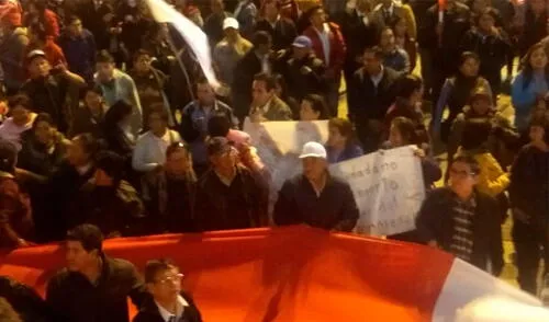 Huancayo: cientos de ciudadanos marcharon en apoyo a la disolución del Congreso Huancayo: cientos de ciudadanos marcharon en apoyo a la disolución del Congreso