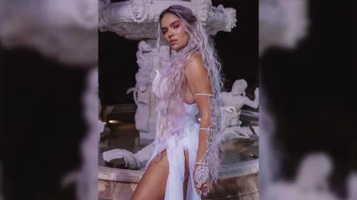 Karol G muestra estrías en foto sin retoques Karol G muestra estrías en foto sin retoques