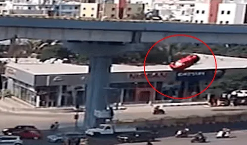 Auto fuera de control cae desde un puente y asesina a un transeúnte [VIDEO]