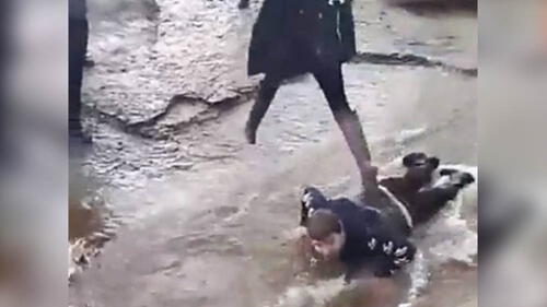 Adolescente con parálisis cerebral fue obligado a servir como 'puente humano'