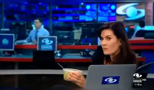 Facebook: presentadora fue captada mientras almorzaba en vivo y esta fue su insólita reacción