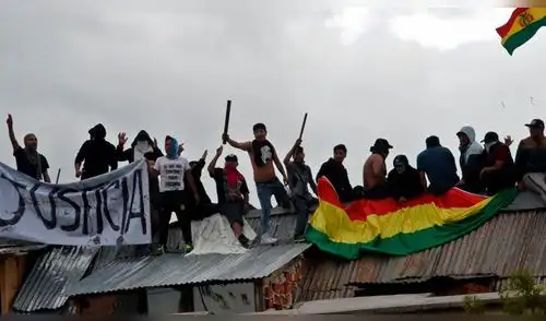 Los reclusos de la cárcel de San Pedro, situada a 10 cuadras de la casa de gobierno, se rebelaron impidiendo el ingreso de guardia. Foto: AFP.