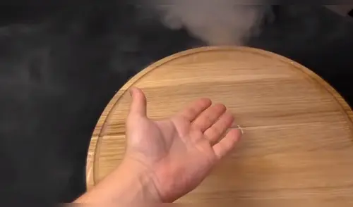 YouTube Viral: Echó nitrógeno líquido a su mano y resultado deslumbra [VIDEO]