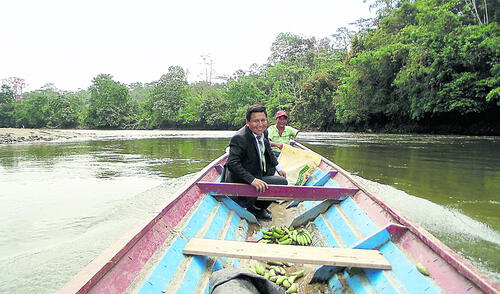 Selva. Robinson Ordóñez viaja horas para ver a sus alumnos.