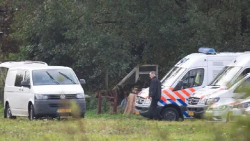 Los policías están revisando la casa donde la familia permaneció escondida.