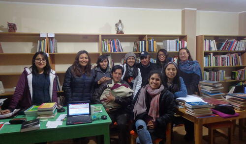 Junín: 6 Bibliotecólogos de la San Marcos organizan biblioteca en Chupaca.