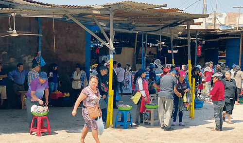 Ventas. Los informales expenden sus productos en la vía. Ventas. Los informales expenden sus productos en la vía.