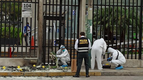 Lanzan explosivo contra puerta del Indecopi. Créditos: Jessica Merino / URPI-GLR.