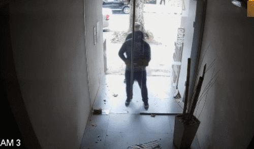 Los ladrones salieron del edificio en medio de los gritos de los vecinos. (Foto: captura) Se meten a robar en edificio, pero quedan atrapados y se van con las manos vacías