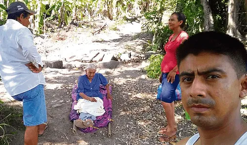 Bagua. Familiares de Julia Idrogo la trasladan en camilla de palos.