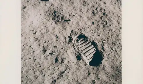 También se encuentran fotografías del primer viaje a la Luna. Foto: Christie's También se encuentran fotografías del primer viaje a la Luna. Foto: Christie's
