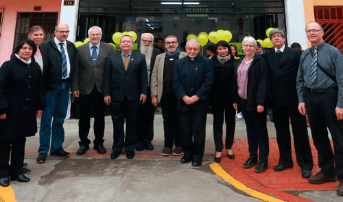 Directivos de la Asociación Pro Espíritu Santo y benefactores alemanes en la inaguración de la nueva sede en el distrito de “El Agustino” en Lima