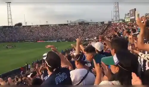 Hinchas de Alianza Lima enloquecen y cantan para que su equipo salga campeón [VIDEO]