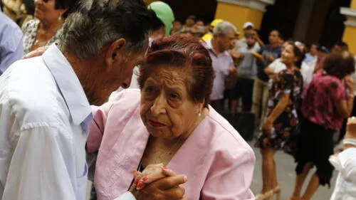 Estudio revela que hombres envejecen más lento que las mujeres por no tener menopausia