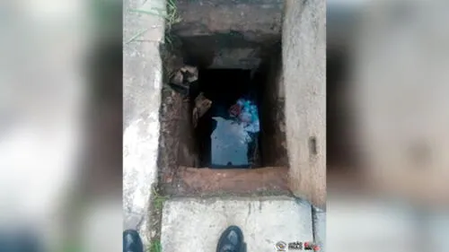 Policías rescatan a bebé abandonada dentro de una alcantarilla