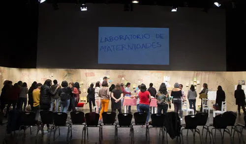 Mujeres atentas a los testimonios de sus pares en Proyecto de Maternidades.