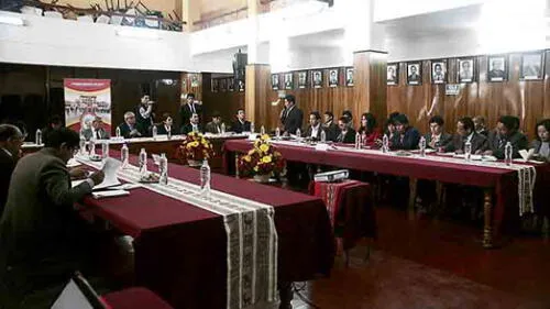 Docentes de Cusco y Arequipa piden incremento salarial de 600 soles para este año