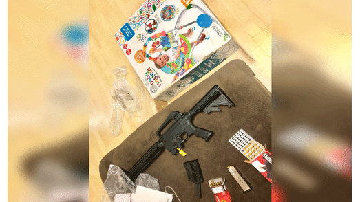Pareja recibe un regalo de baby shower y al abrir la caja encuentra un rifle de verdad [VIDEO]