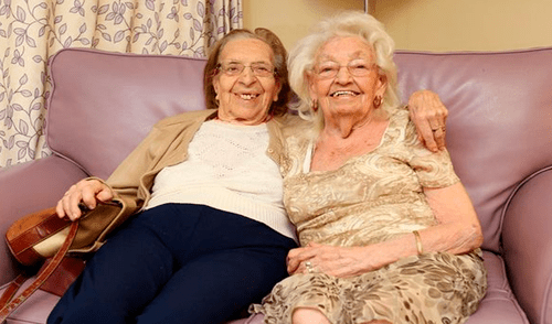 Mantienen una amistad por 78 años y deciden mudarse a vivir juntas al mismo asilo Mantienen una amistad por 78 años y deciden mudarse a vivir juntas al mismo asilo