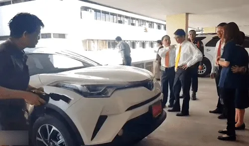 Mujer se equivoca de pedal al estacionar su auto y casi cae desde un cuarto piso [VIDEO]