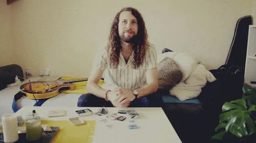 Músico peruano lanza álbum grabado en cassette desde Inglaterra