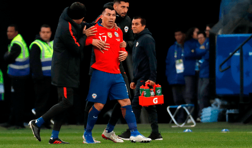 El jugador chileno estuvo muy furioso por su expulsión. Créditos: EFE Gary Medel