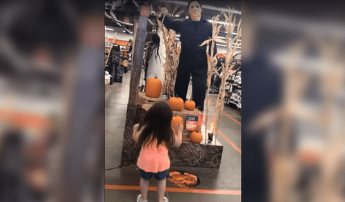 YouTube viral: niña baila con muñeco de 'halloween', pero detalle alarma [VIDEO]