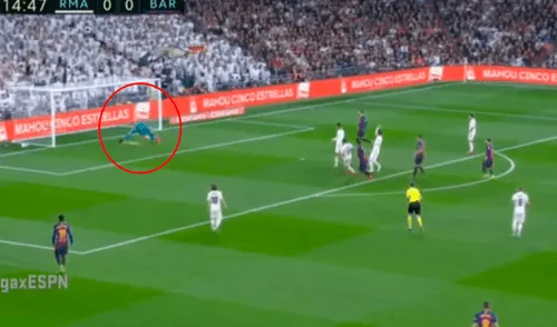 Real Madrid vs Barcelona: soberbia atajada de Courtois tras disparo de Suárez Real Madrid vs Barcelona: soberbia atajada de Courtois tras disparo de Suárez