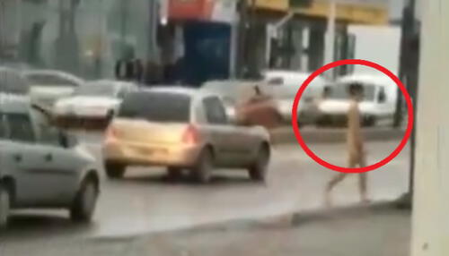Un adolescente camina desnudo por la calle y muerde a un vecino [VIDEO]