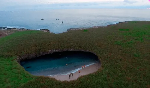 Dron capta las impactantes imágenes de una paradisíaca playa escondida en un cráter